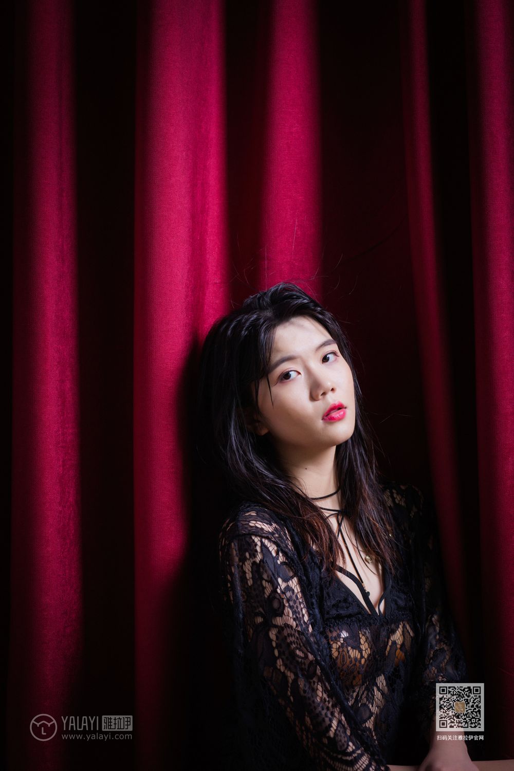 年轻少妇蕾丝透视装丰满嫩白美臀大胆人体艺术