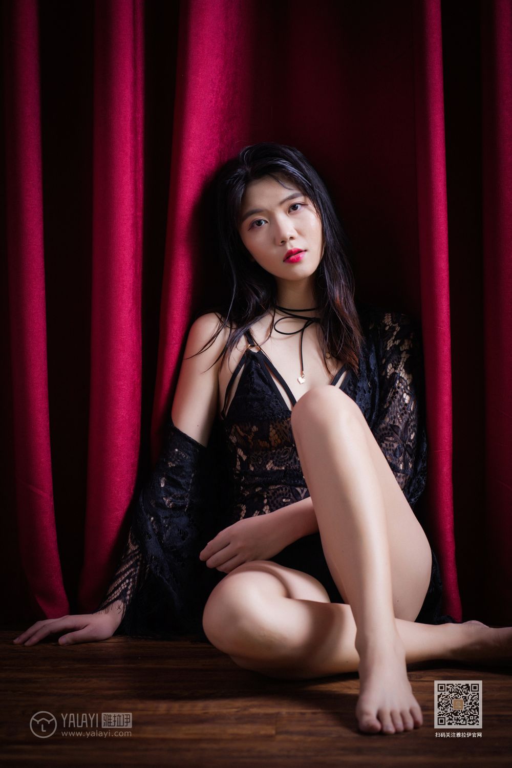 年轻少妇蕾丝透视装丰满嫩白美臀大胆人体艺术