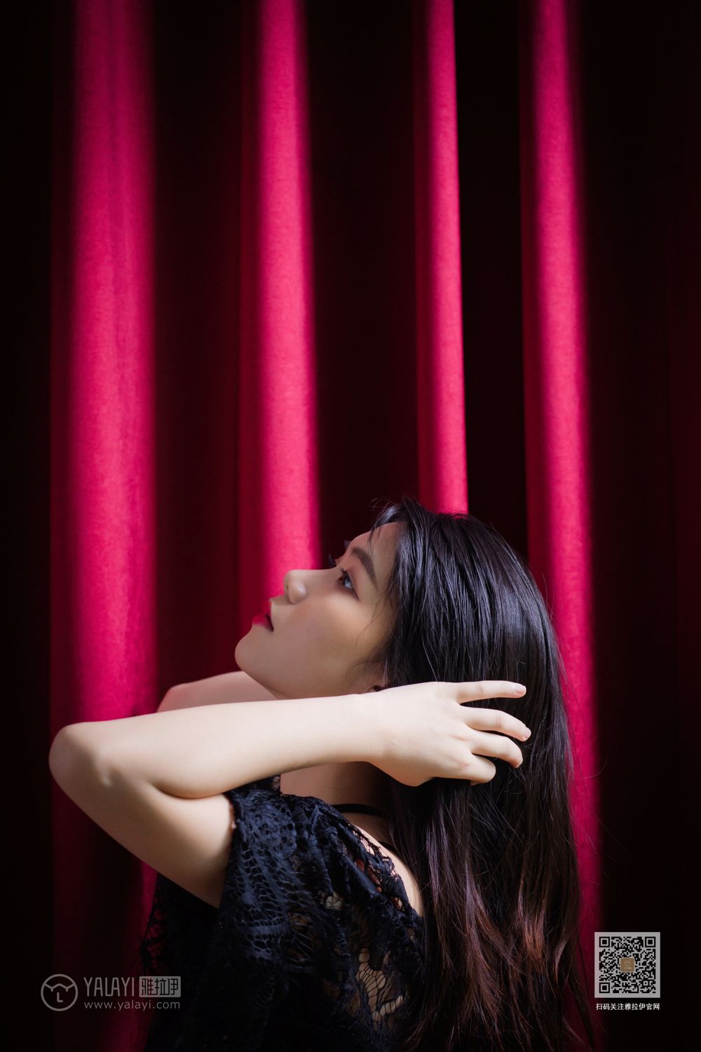 年轻少妇蕾丝透视装丰满嫩白美臀大胆人体艺术