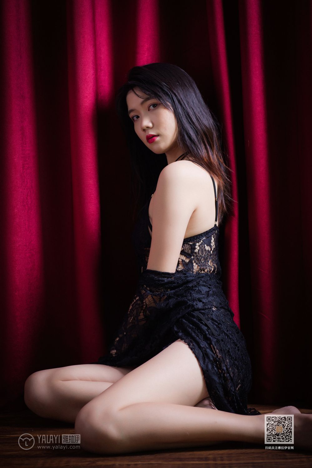 年轻少妇蕾丝透视装丰满嫩白美臀大胆人体艺术