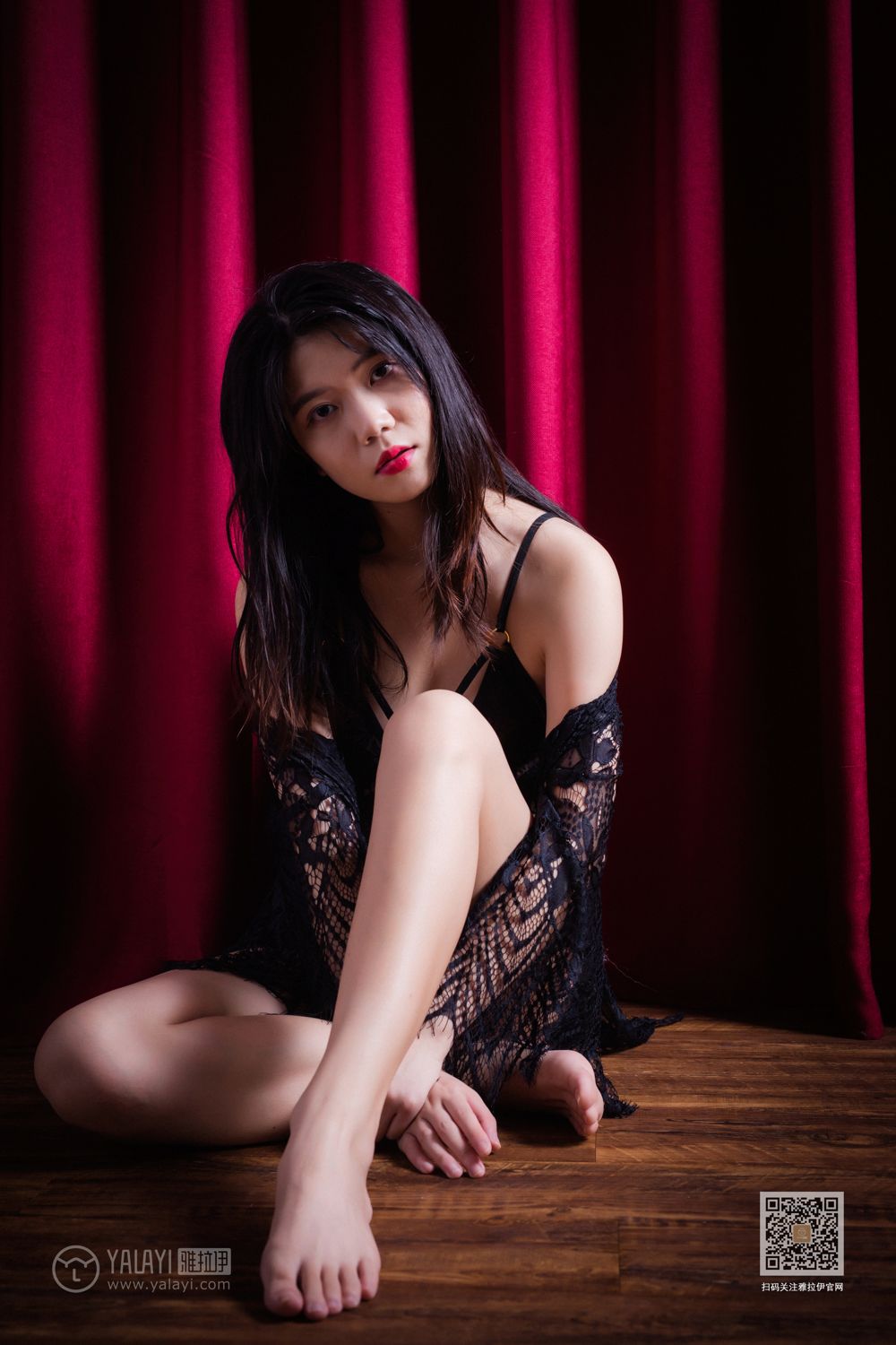 年轻少妇蕾丝透视装丰满嫩白美臀大胆人体艺术