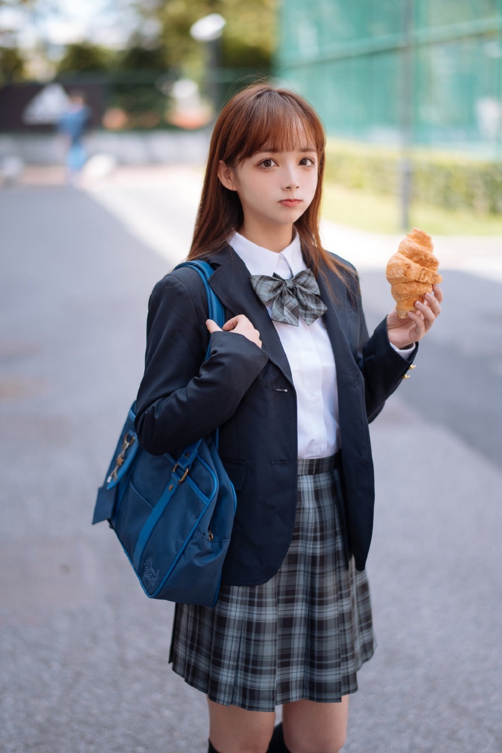 户外街拍制服美少女黑丝美腿青涩养眼校园生活写真