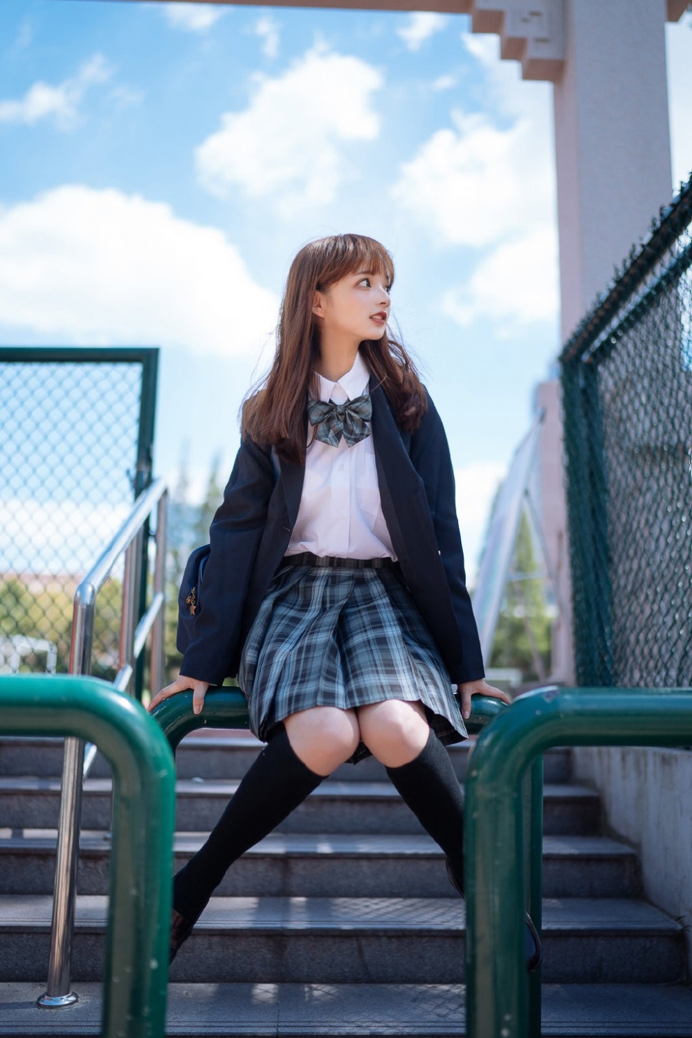 户外街拍制服美少女黑丝美腿青涩养眼校园生活写真