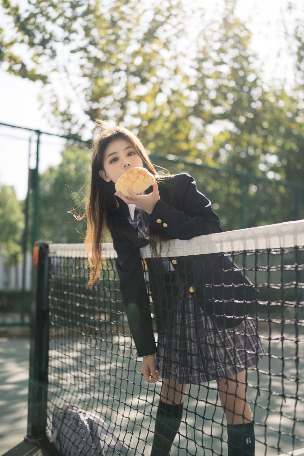 户外街拍制服美少女黑丝美腿青涩养眼校园生活写真