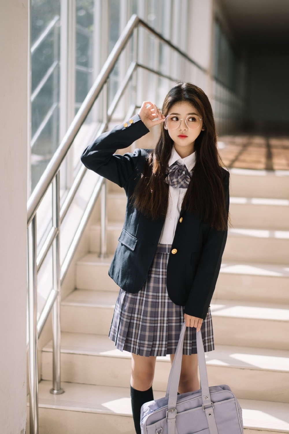 户外街拍制服美少女黑丝美腿青涩养眼校园生活写真