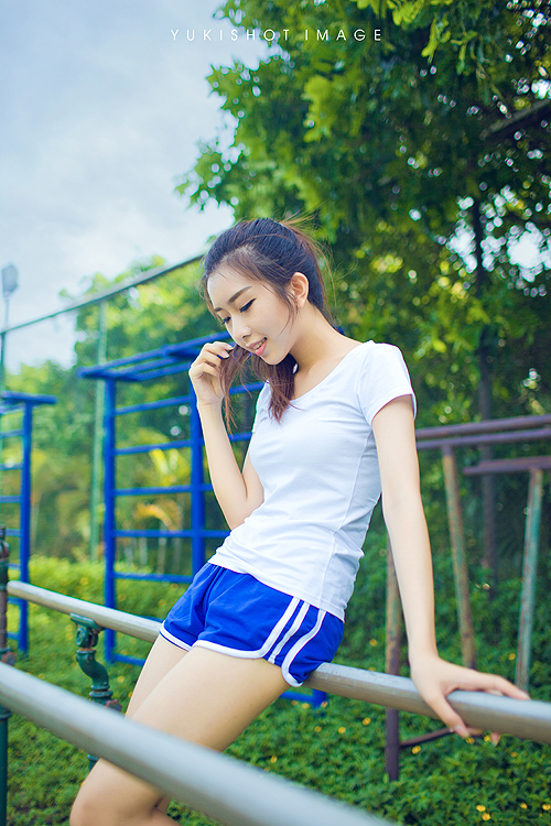 性感女人紧身皮衣长腿细高跟沙发上妩媚风骚美女艳照