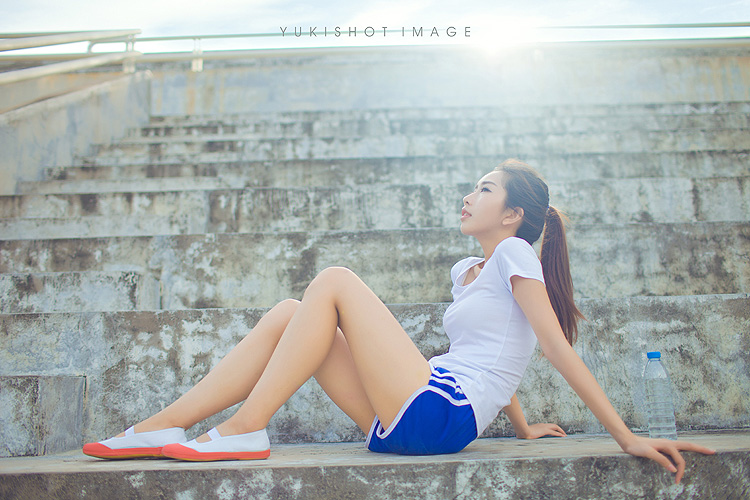 性感女人紧身皮衣长腿细高跟沙发上妩媚风骚美女艳照