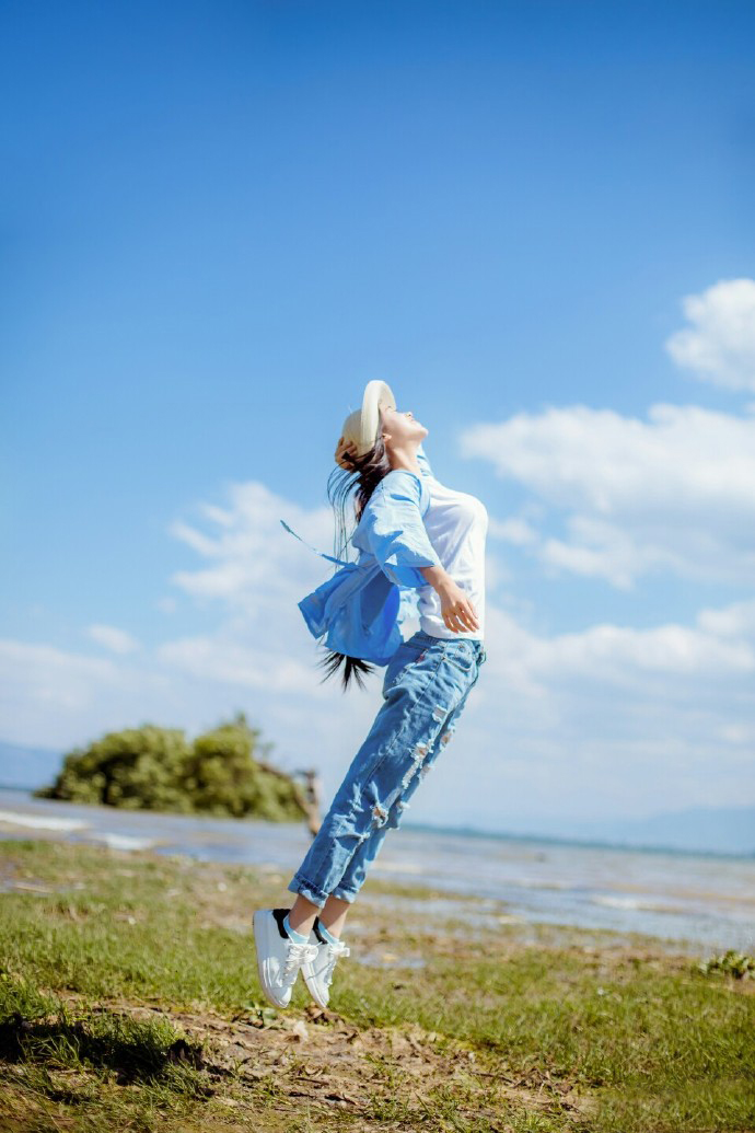 性感女人紧身皮衣长腿细高跟沙发上妩媚风骚美女艳照