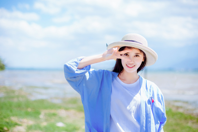 性感女人紧身皮衣长腿细高跟沙发上妩媚风骚美女艳照