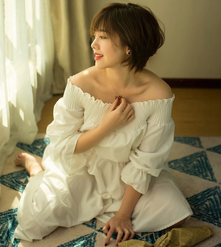 蕾丝内衣黑丝长腿袜美女