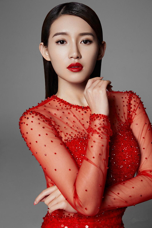 苏青新年贺岁写真图片  火红长裙美丽优雅
