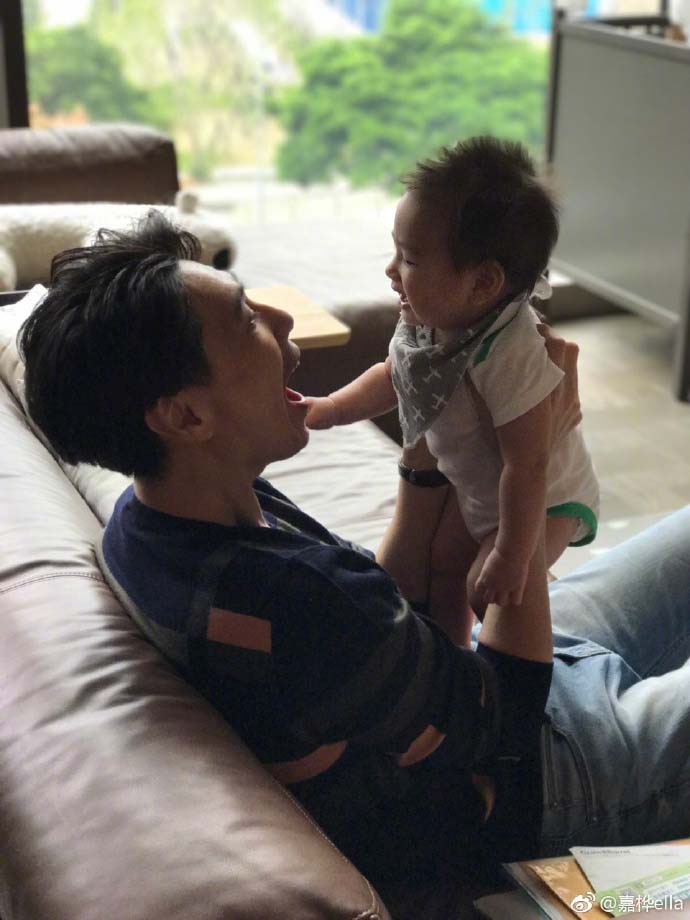 ella陈嘉桦晒儿子劲宝萌照
