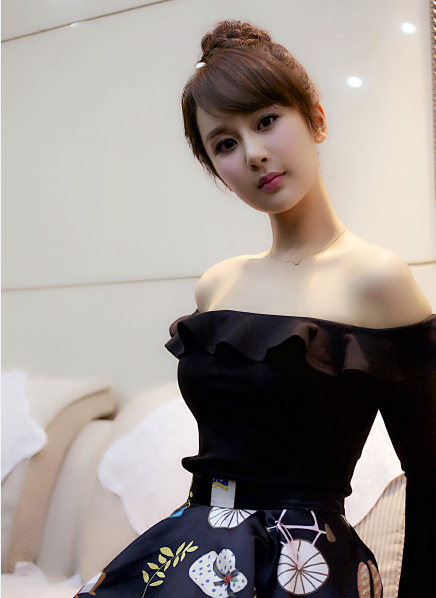 杨紫晒性感唯美照 妆容精致宛如真人芭比