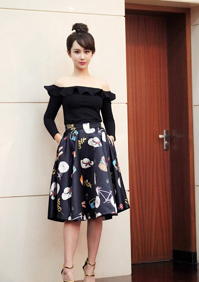 杨紫晒性感唯美照 妆容精致宛如真人芭比