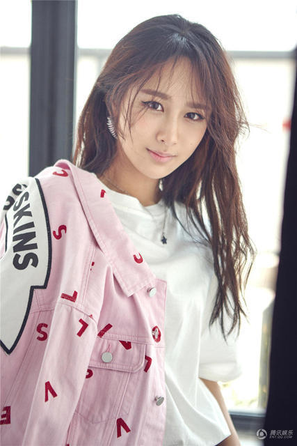 杨紫晒性感唯美照 妆容精致宛如真人芭比