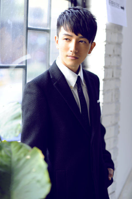 许诺秋装写真 忧郁眼神撩妹无数