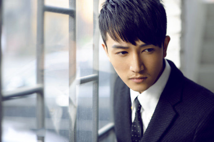 许诺秋装写真 忧郁眼神撩妹无数