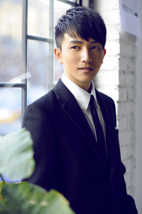 许诺秋装写真 忧郁眼神撩妹无数