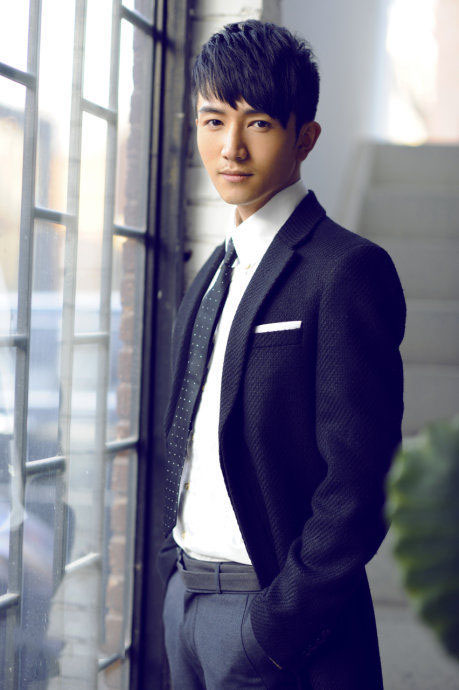 许诺秋装写真 忧郁眼神撩妹无数