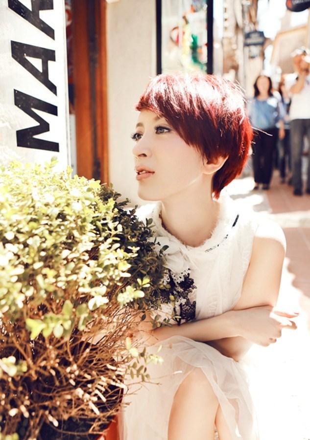 金巧巧白色A字长摆裙写真