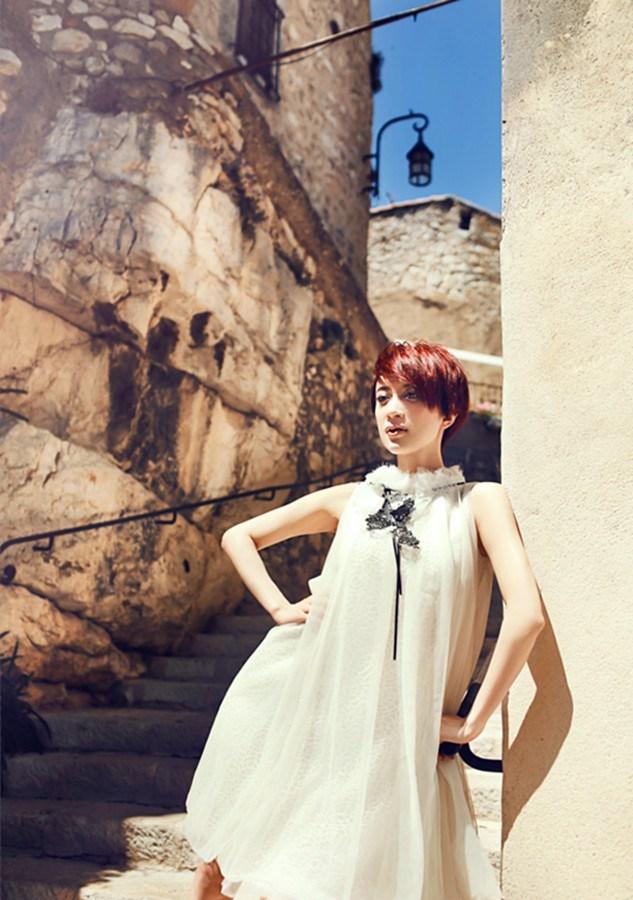 金巧巧白色A字长摆裙写真