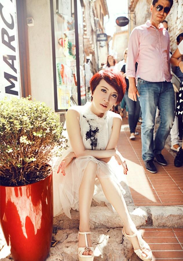 金巧巧白色A字长摆裙写真