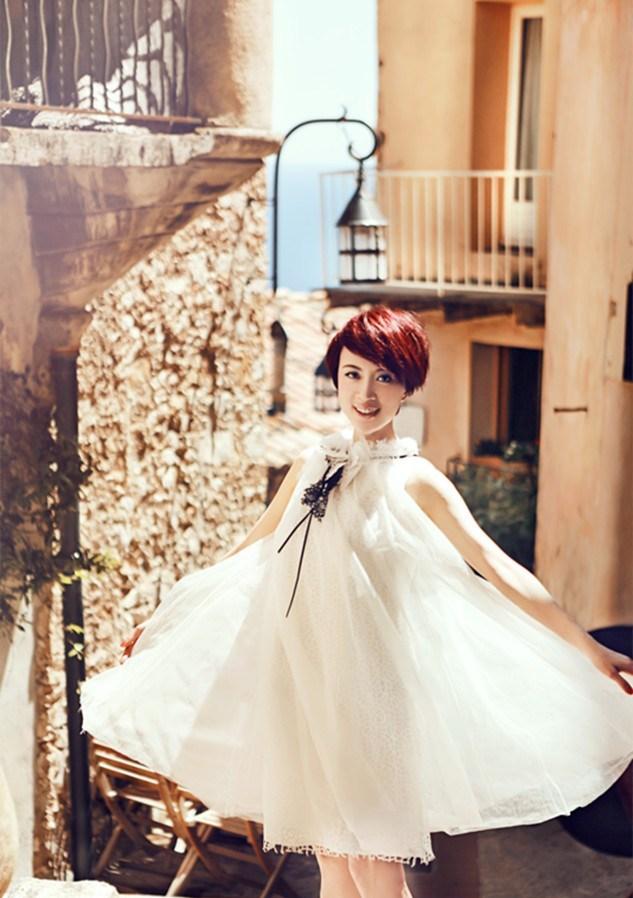 金巧巧白色A字长摆裙写真