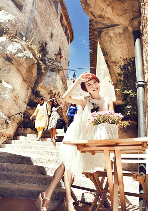 金巧巧白色A字长摆裙写真