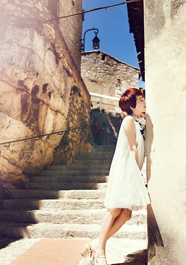 金巧巧白色A字长摆裙写真