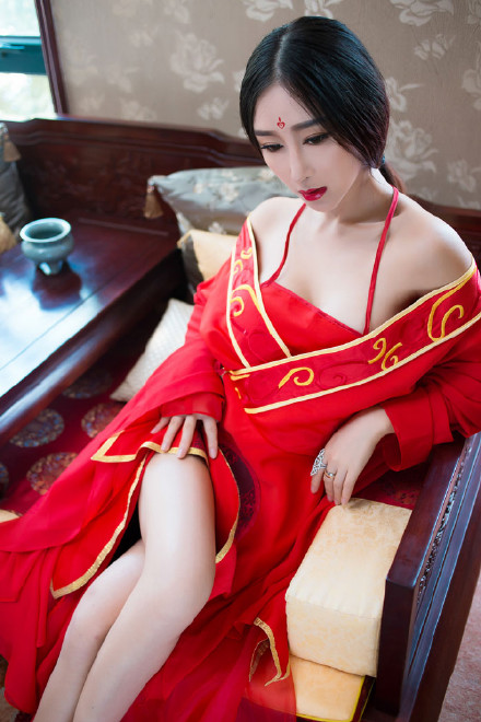 红衣古装美女妖艳撩人肚兜写真
