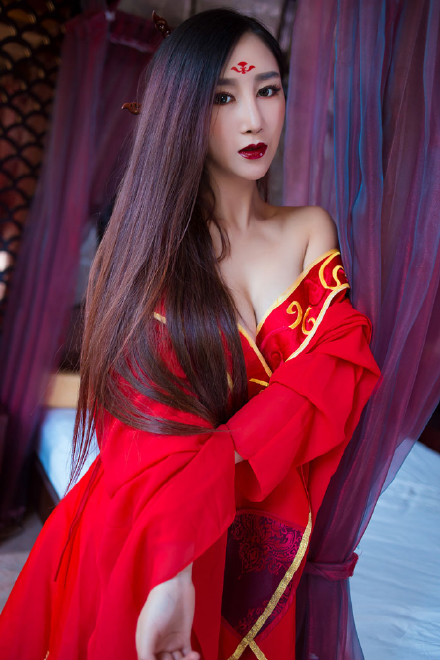 红衣古装美女妖艳撩人肚兜写真