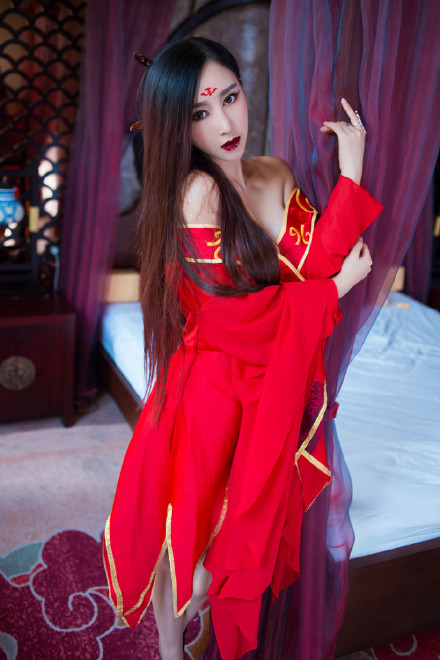 红衣古装美女妖艳撩人肚兜写真