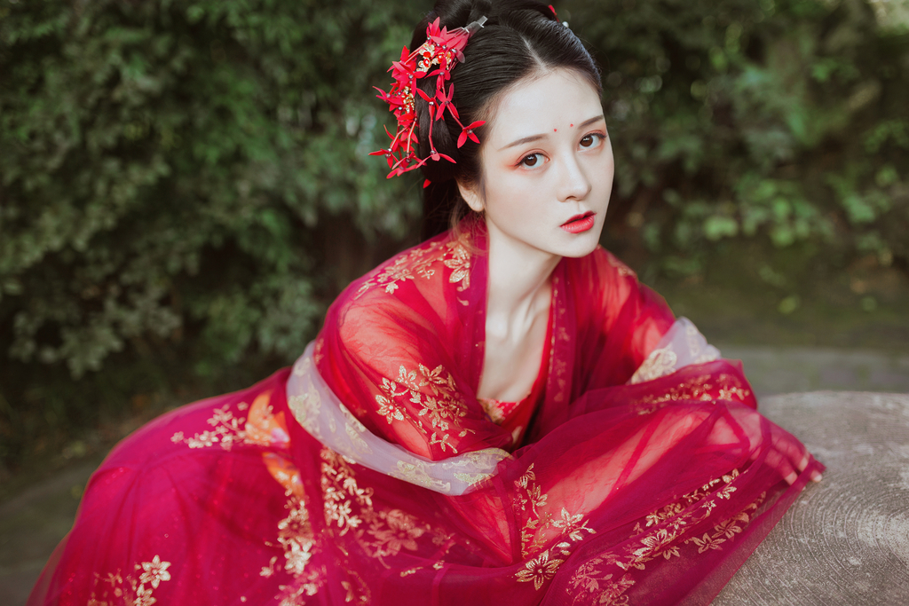 古装电视剧美女红装素裹长发及腰红唇雪肤唯美写真