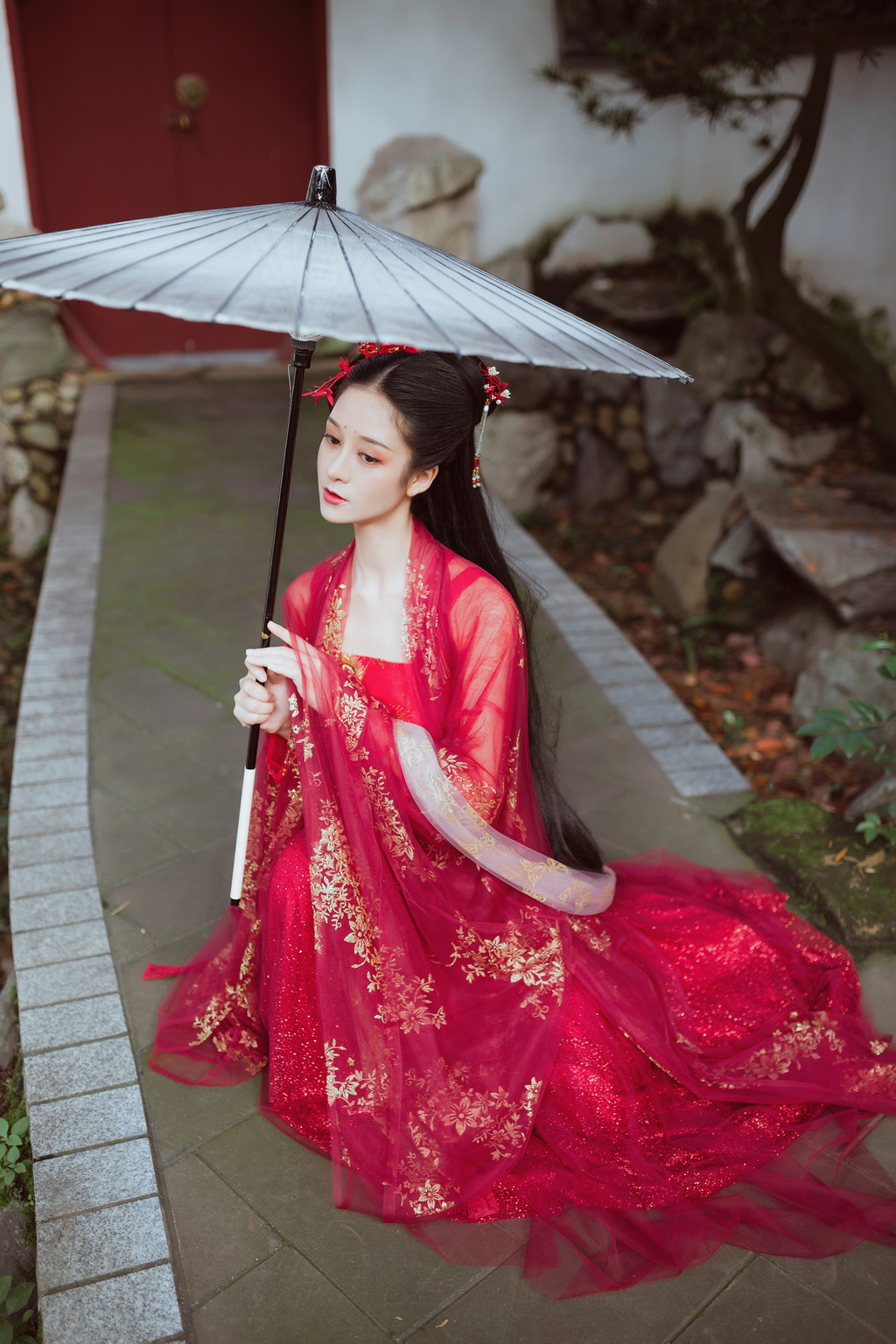 古装电视剧美女红装素裹长发及腰红唇雪肤唯美写真