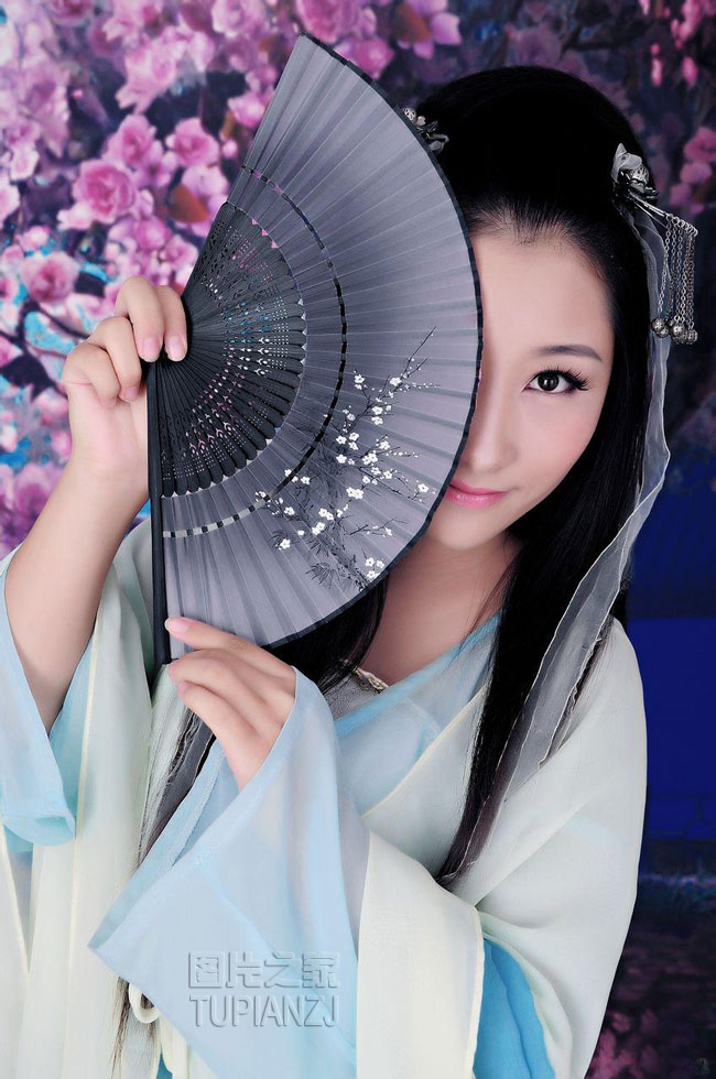 美女古扇拂面 汉服飘逸仿若仙女
