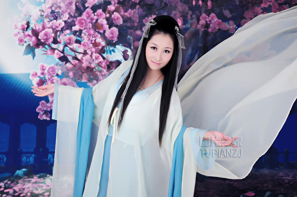 美女古扇拂面 汉服飘逸仿若仙女