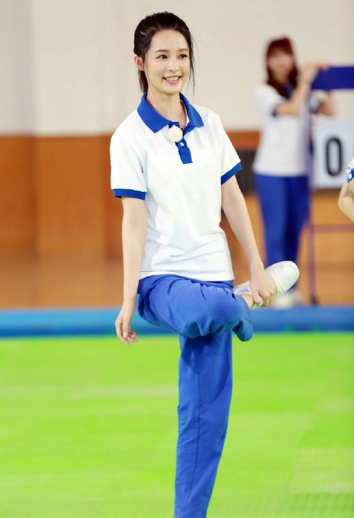 李沁校服装图片 尽显制服诱惑