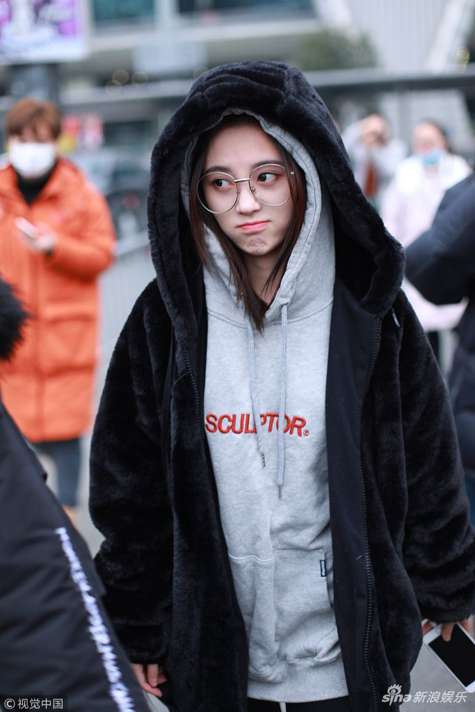 鞠婧t机场街拍照 素颜戴圆框眼镜鼓嘴卖萌小清新