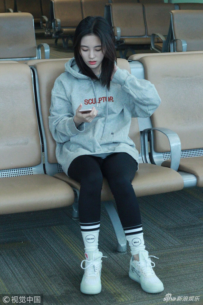 鞠婧t机场街拍照 素颜戴圆框眼镜鼓嘴卖萌小清新