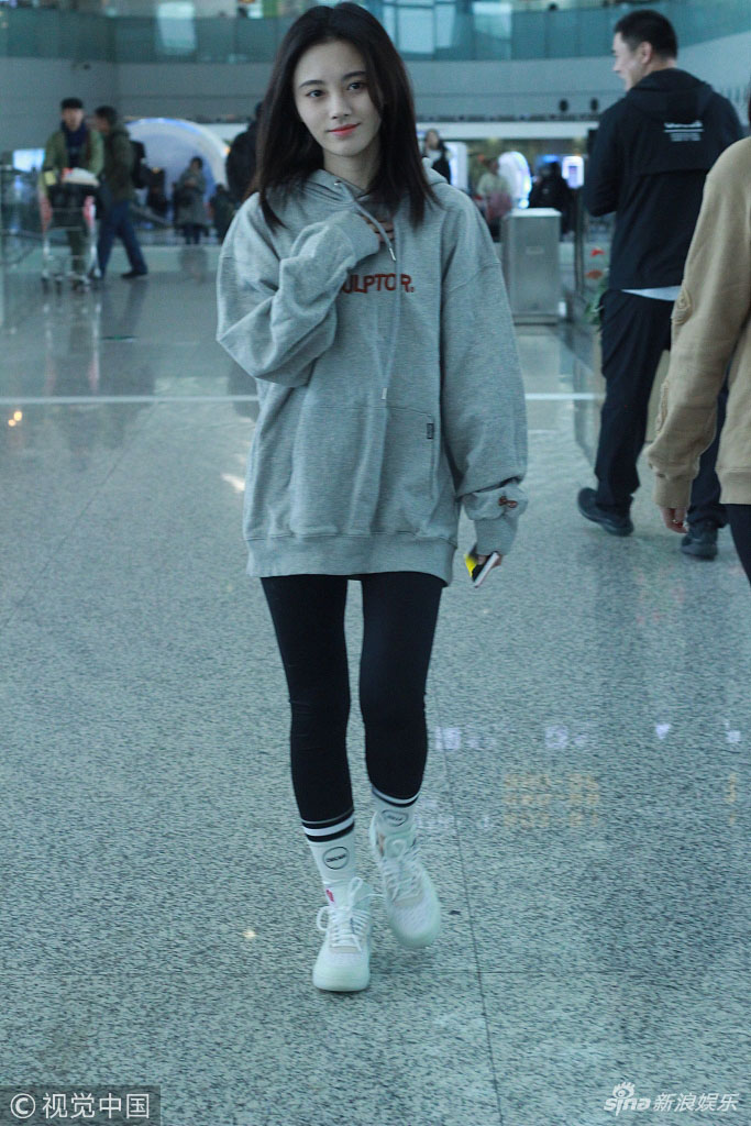 鞠婧t机场街拍照 素颜戴圆框眼镜鼓嘴卖萌小清新