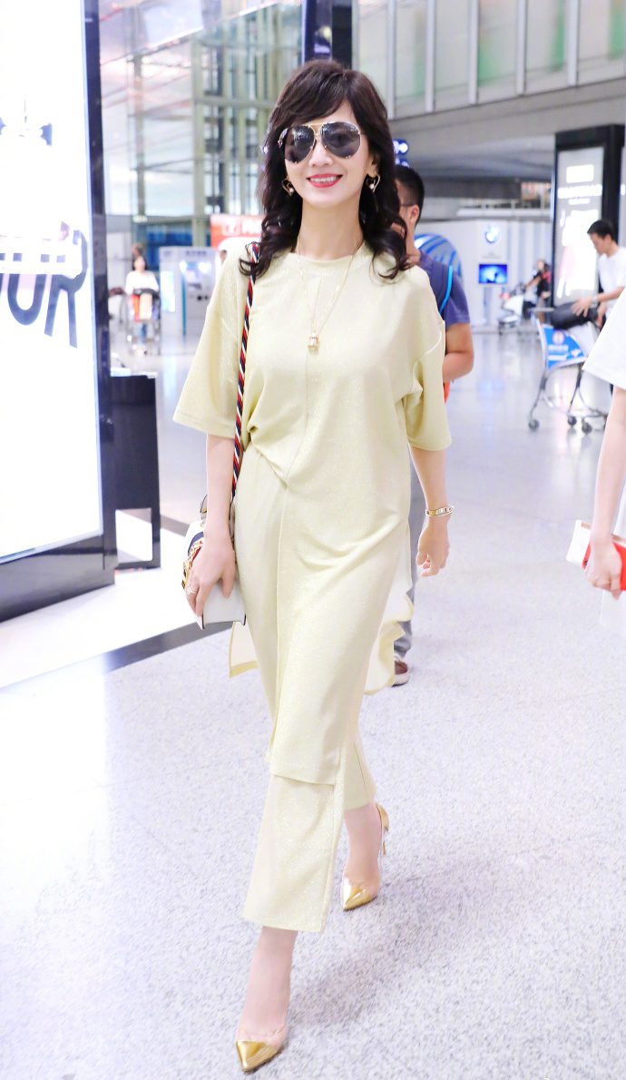 墨镜美女赵雅芝成熟气质惹火身材明星写真图片