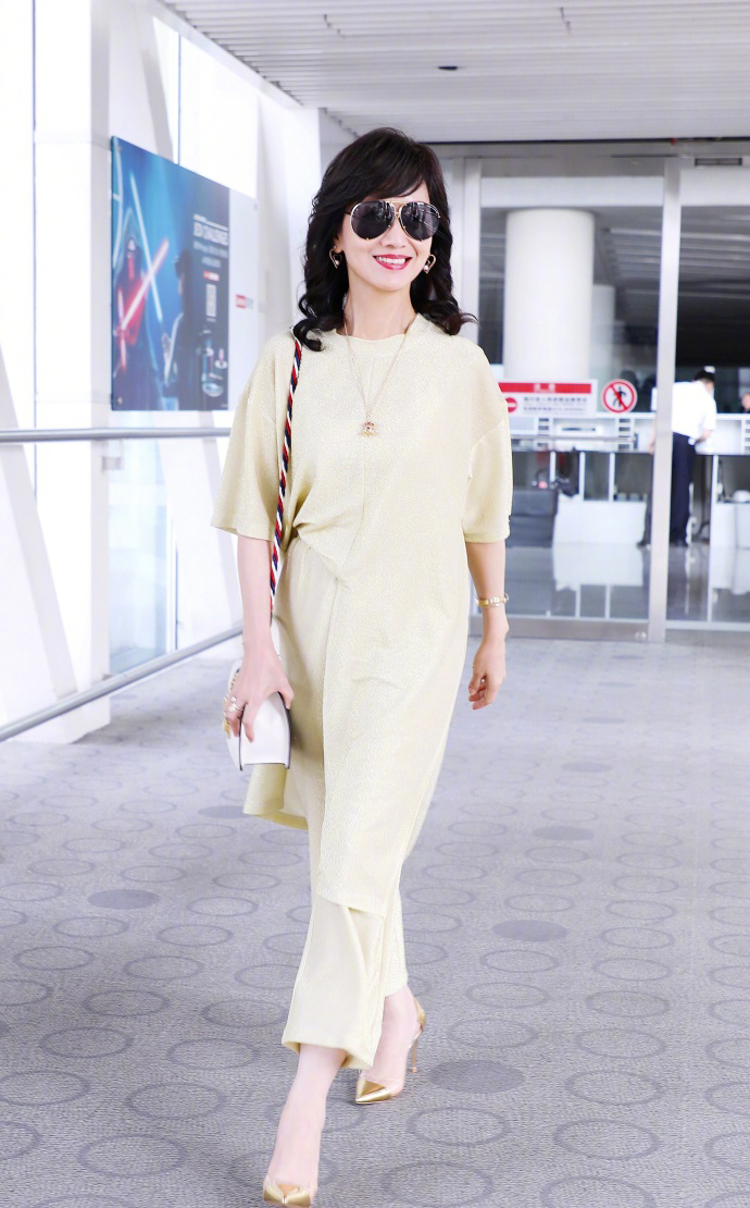 墨镜美女赵雅芝成熟气质惹火身材明星写真图片