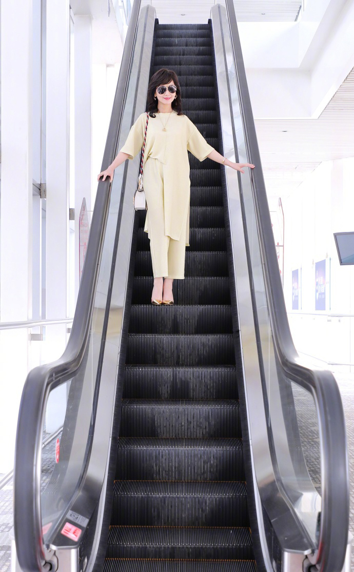 墨镜美女赵雅芝成熟气质惹火身材明星写真图片