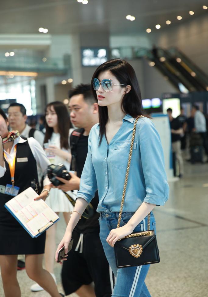 牛仔裤美女何穗街拍明星生活服饰写真图片