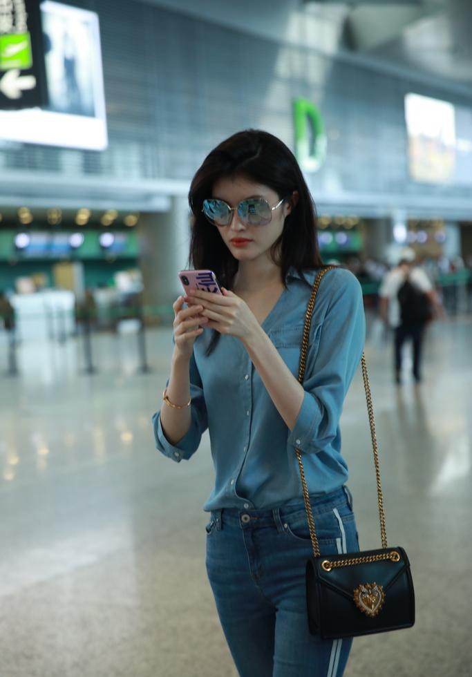 牛仔裤美女何穗街拍明星生活服饰写真图片