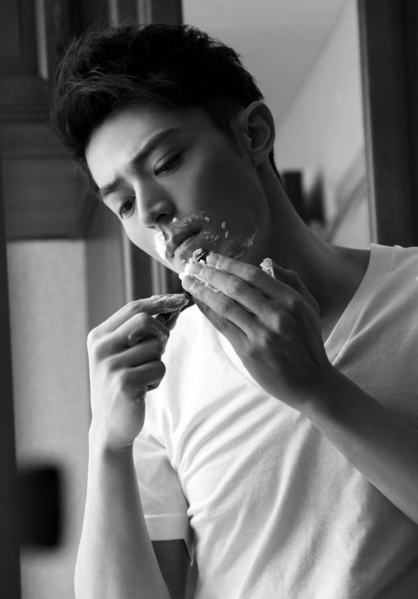 霍建华家居写真 散发出清新忧郁的气质