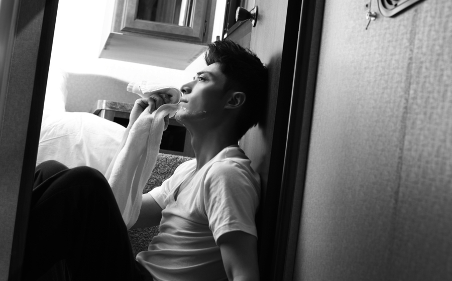 霍建华家居写真 散发出清新忧郁的气质