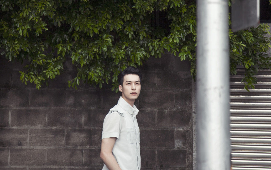 严爵初夏写真 化身阳光型男
