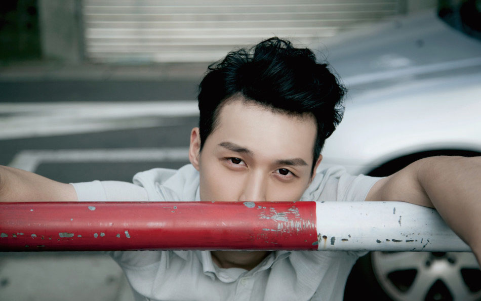 严爵初夏写真 化身阳光型男