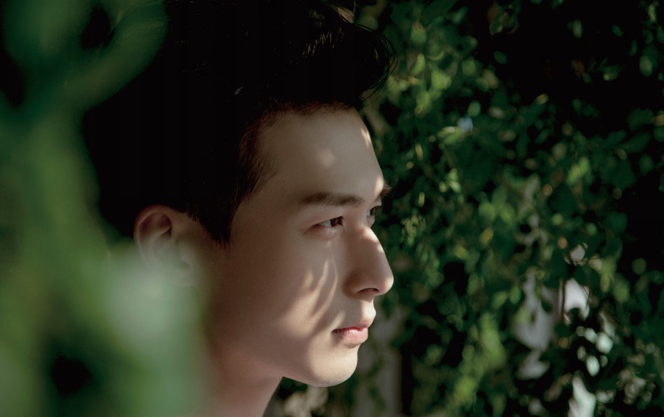 严爵初夏写真 化身阳光型男